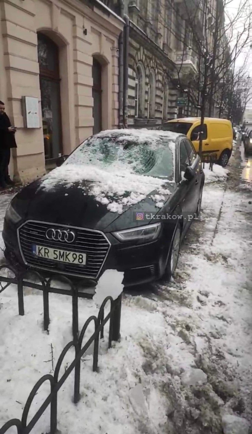 Kraków. Zaspa z lodem zdewastowała samochody. Dobrze, że nikomu nic się nie stało