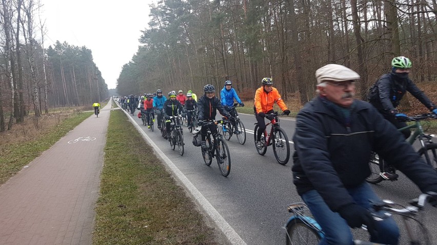 Rowerzyści przywitali Nowy Rok rajdem nad Jezioro Świdwie [ZDJĘCIA]