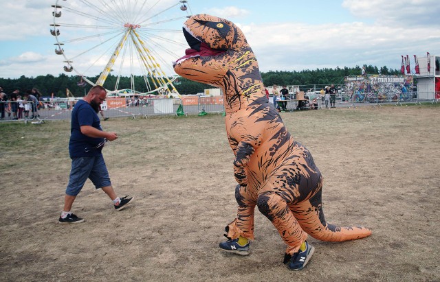 Nasz fotoreporter, Grzegorz Dembiński, towarzyszył uczestnikom Pol'and'Rock Festiwal 2021 od pierwszego dnia. Mówi: Owsiak udowodnił, że można zrobić 20tys. miasteczko z ludzi zaszczepionych i przetestowanych. Bez focha i narzekania. W całej grupie tylko 3 zakażonych z potwierdzonym PCRem COVIDEM i odesłanych do domu.Jak wyglądał przystanek Woodstock w tym roku? Zobacz na następnych zdjęciach. Zerknij też tu:Tak się bawi Woodstock!Rozpoczął się Pol'And'Rock - pierwszy dzieńWoodstock: Najlepsze zdjęcia w historiiSPRAWDŹ TEŻ: Woodstock: Galeria. Najpiękniejsze dziewczyny na Pol'and'Rock [ZDJĘCIA]