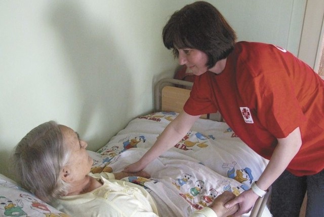 Marianna Turczyk opiekuje się chorymi na terenie gminy Dąbrowa. W ostatnim czasie ubyło jej nagle aż 800 pacjentów.