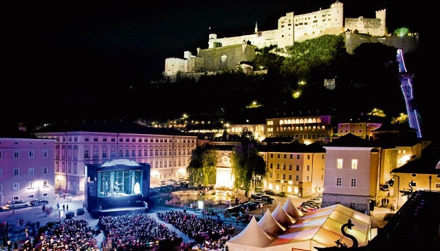 Pod twierdzą Hohensalzburg publiczność ogląda opery na ekranie