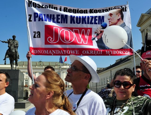 Paweł Kukiz, największy zwolennik jednomandatowych okręgów wyborczych, ciągle ma nadzieję, że zmiana ordynacji wyborczej spowoduje rozbicie partyjnego, zabetonowanego  układu PO-PiS. Idea JOW ma być granatem rzuconym na scenę polityczną.