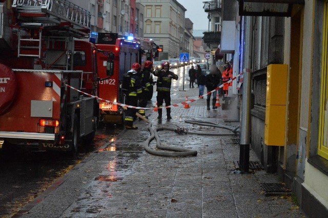 We wtorek popołudniu w kamienicy przy ul. Młyńskiej wybuchł pożar. Ogień pojawił się w piwnicy budynku. Przybyli na miejsce strażacy dość szybko uporali się z pożarem. 