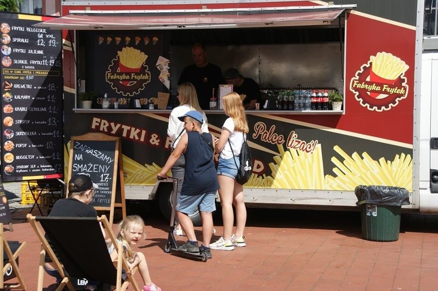 Na rynku w Bytowie zagościły po trzeci food trucki....