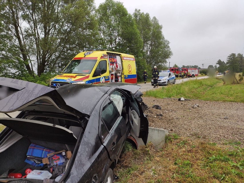 Wypadek Skrzynka. Niebezpieczny poranek pod Dąbrową Tarnowską. Samochód wjechał do rowu, a trzy osoby trafiły do szpitala