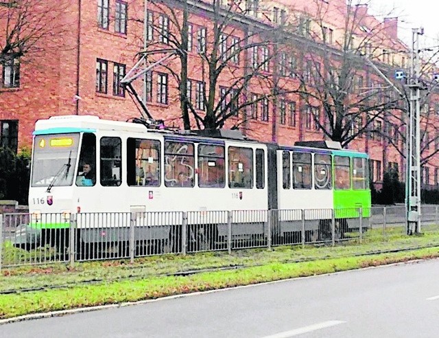 Barierki i słupy trakcyjne w Szczecinie stają się szare