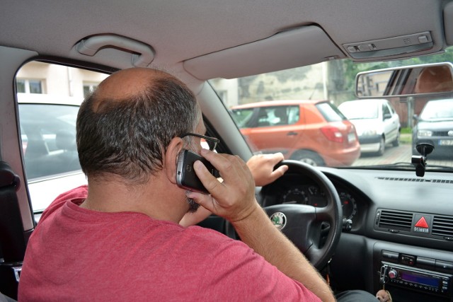 Nie warto rozmawiać przez telefon za kierownicą. Wiąże się to nie tylko z ryzykiem otrzymania mandatu, ale też dekoncentracją, a to może się skończyć wypadkiem