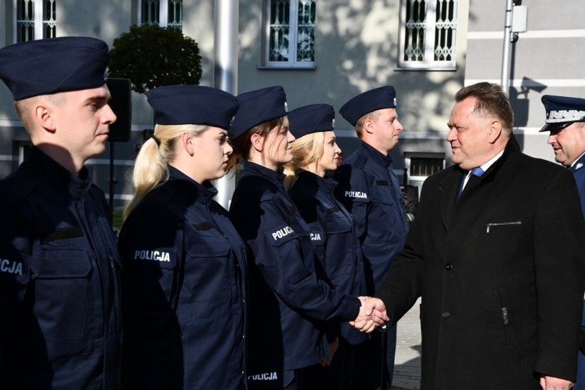 Białystok. Podlaski garnizon ma nowych policjantów. 28 funkcjonariuszy złożyło ślubowanie [ZDJĘCIA]