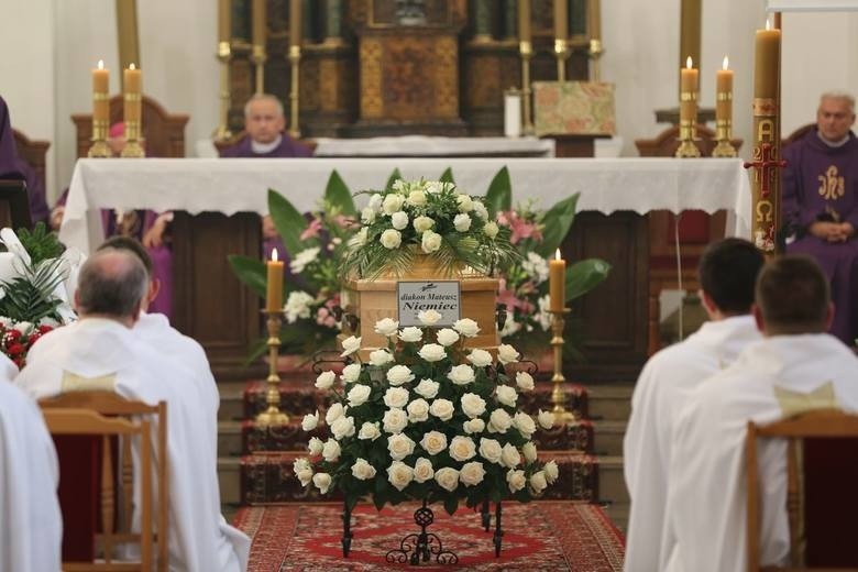 Koronawirus. Ważna zmiana dotycząca pogrzebów! Może w nich uczestniczyć do 50 osób, tylko najbliżsi - informuje diecezja sandomierska 