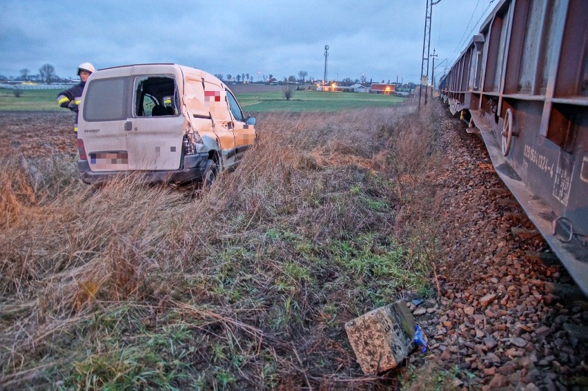 Koźmin Wlkp: Zderzenie pociągu z samochodem