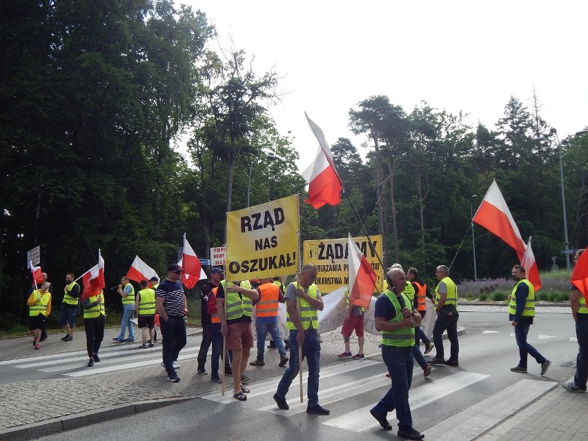 Rybacy blokowali drogi w Ustce i Łebie. Walczą o miejsca pracy (ZDJĘCIA) 