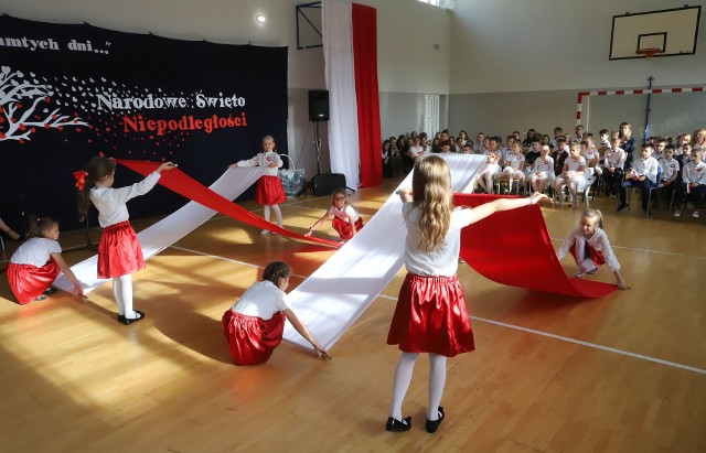 Święto Niepodległości w Szkole Podstawowej numer 27 w Radomiu. Zobaczcie zdjęcia na kolejnych slajdach.