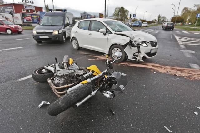 Do wypadku doszło w sobotę 23 kwietnia na skrzyżowaniu ulic Energetyków i Elektronowej. Kierująca seatem zajechała drogę motocykliście. Ranny mężczyzna trafił do szpitala.Motocyklista jechał ul. Energetyków w kierunku ul. Batorego. W kierunku elektrociepłowni ul. Energetyków jechała kierująca seatem. Kobieta skręcała na parking Tesco. Powinna ustąpić motocykliście. Nie zrobiła jednak tego, tylko zajechała drogę mężczyźnie na hondzie.Motocyklista uderzył w bok seata. Wypadł z motoru i uderzył głową w przednią szybę seata. Na miejsce zostało wezwane pogotowie ratunkowe. Przyjechały również dwie jednostki straży pożarnej. Policja zabezpieczyła miejsce wypadku. Ranny motocyklista został przewieziony do szpitala.Policjanci z zielonogórskiej drogówki na miejscu przygotowali dokumentację wypadku. Nie ma jeszcze informacji na temat obrażeń jakich doznał motocyklista. Wiadomo jednak, że mężczyzna nie miał uprawnień do jazdy motorem.Przeczytaj też:  W Słubicach w kościele NMP Królowej Polski 46-letni mężczyzna strzelił sobie w głowę 