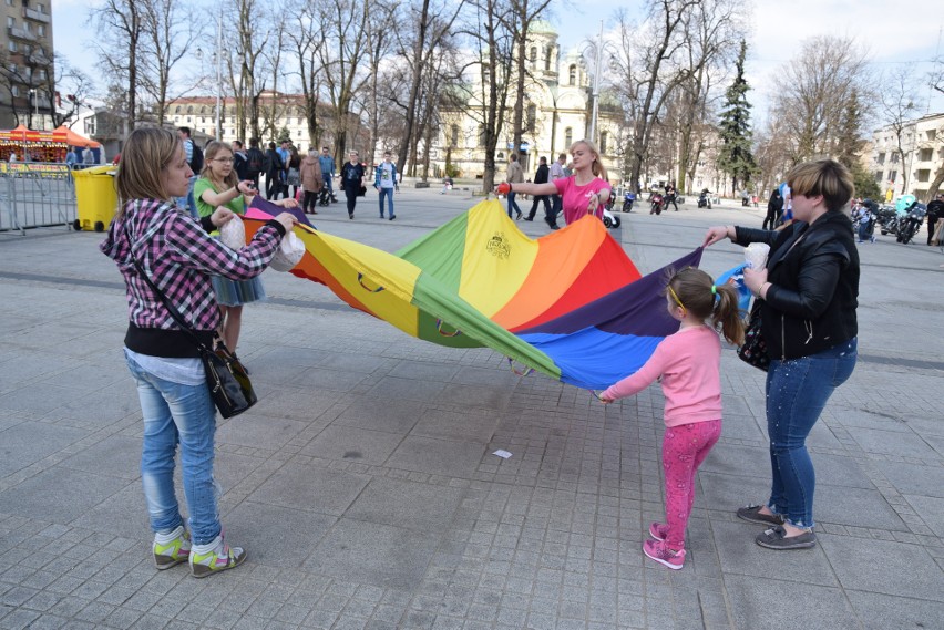 Częstochowa: "Podaj łapę", na Placu Biegańskiego trwa impreza na rzecz schroniska dla bezdomnych zwierząt [ZDJĘCIA]