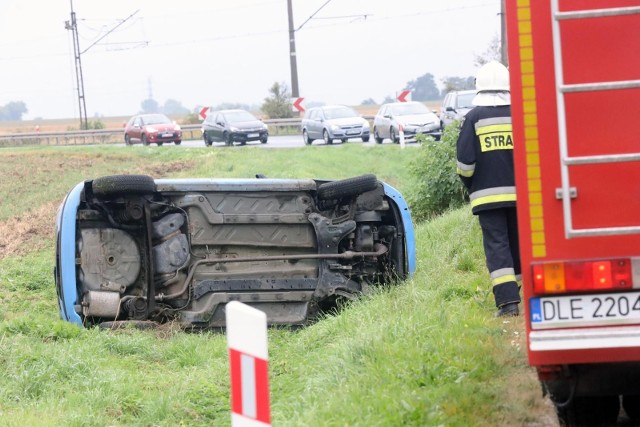 Izbica Kujawska. Samochód dachował, nie żyje młody mężczyzna