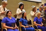 Czepkowanie w PWSTE w Jarosławiu. Absolwenci pielęgniarstwa otrzymali symbol zawodu i złożyli ślubowanie [ZDJĘCIA]