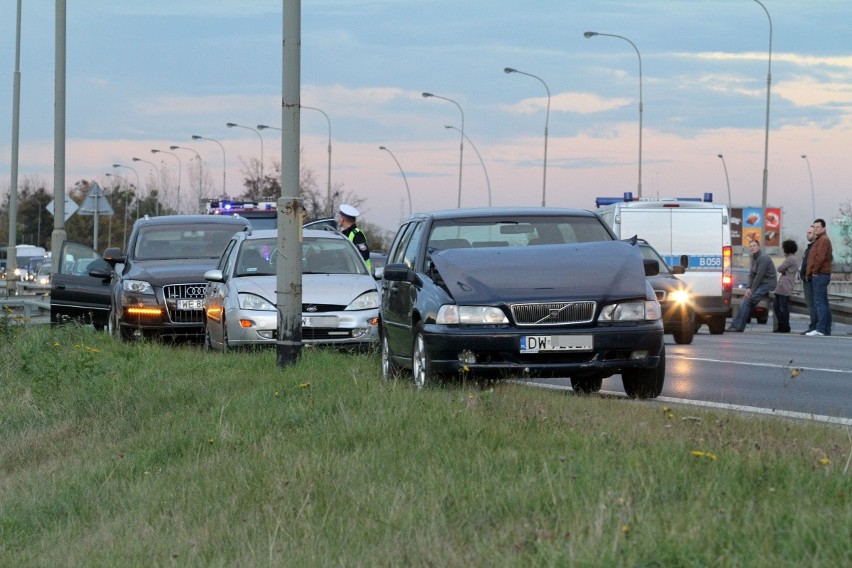 Karambol na al. Karkonoskiej. Pięć osób poszkodowanych w zderzeniu sześciu samochodów (ZDJĘCIA)