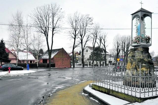 W rejonie szkoły spotykają się piesi i samochody jadące z ulic Skrajnej, Długiej i Staromiejskiej. Ruch jest tu bardzo duży, a skrzyżowanie niebezpieczne. Na przebudowę potrzeba ok. 800 tys. zł.