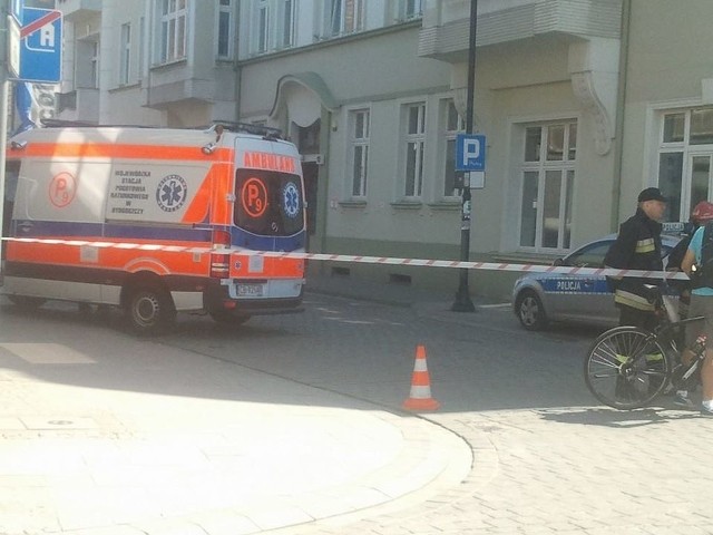 Policja przed budynkiem Izby Skarbowej w Bydgoszczy - ktoś zawiadomił o podłożeniu bomby