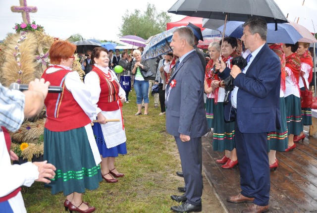 Pierwsze w tym roku dożynki gminne w powiecie włoszczowskim upłynęły pod parasolami. Na zdjęciu: Przekazanie wieńca władzom gminy Secemin w Bichniowie.