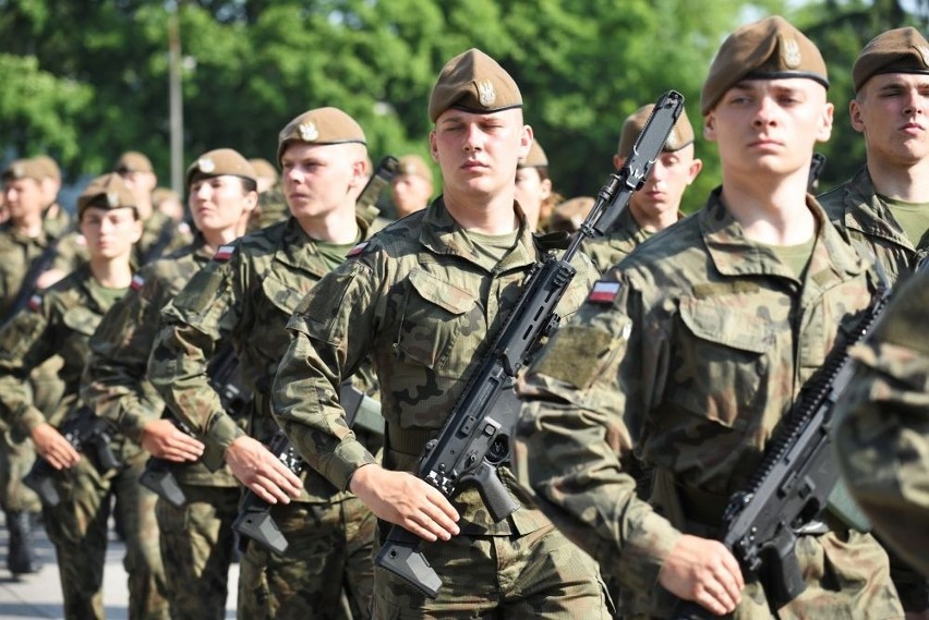 Dęblin: Absolwenci klas wojskowych z woj. lubelskiego złożyli uroczystą przysięgę. Zobacz zdjęcia