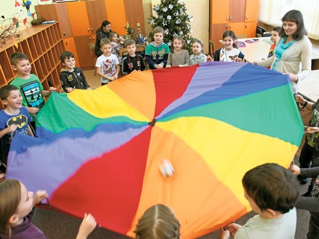 Jeśli dzieci przyjdą do Szkoły Podstawowej nr 25 w Rzeszowie podczas przerwy świątecznej, nauczyciele zaproponują im zabawy - wspólne robienie ozdób na choinkę albo masek na karnawał