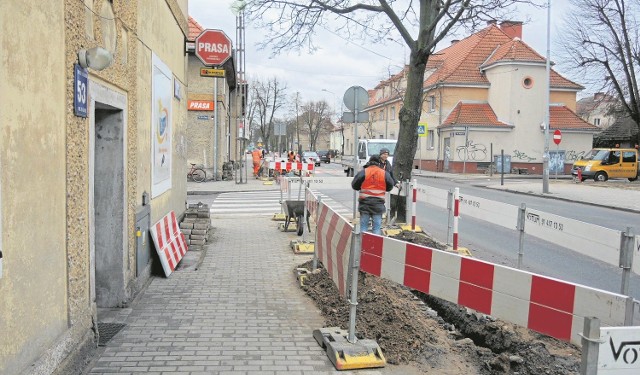 Sygnalizatory staną zarówno przy ul. Kościuszki jak i przy drogach dojazdowych, czyli  przy ul.  Szkolnej i pl. Majdanek. Aby przejść na drugą stronę jezdni trzeba będzie wcisnąć przycisk