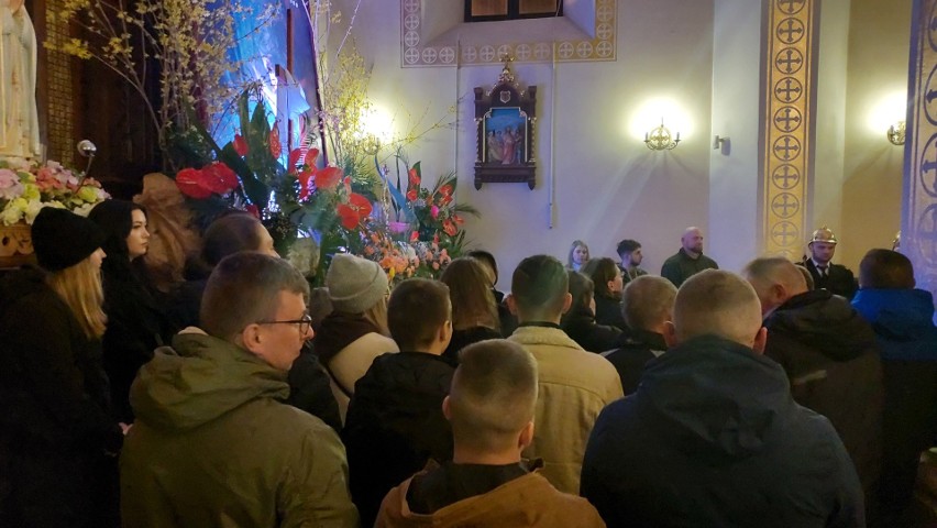 Wielkanocne tarabanienie w Iwaniskach. Niezwykła tradycja w Wielką Sobotę. Zobacz zdjęcia i film