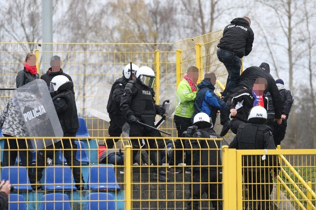 W trakcie niedzielnego meczu Gryf Słupsk - Pogoń Lębork na stadion weszła policja.