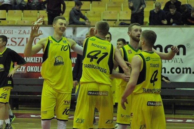 Koszykarze Siarki Tarnobrzeg (w żółtych strojach) pokonali rywali z Poznania. 