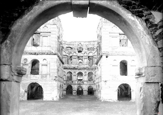 Na zdjęciu: 1914 , Zamek Krzyżtopór - dziedziniec.Zamek Krzyżtopór w Ujeździe jest jednym z najpiękniejszych zabytków powiatu opatowskiego. Przez lata był również wdzięcznym obiektem dla fotografów. Zobacz zdjęcia zabytku sprzed drugiej wojny światowej.  Więcej na kolejnych slajdach. 
