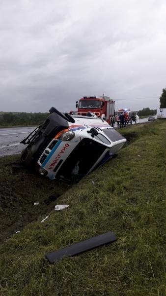 Bilsko. Wypadek karetki pogotowia ratunkowego. Samochód stoczył się do rowu. [ZDJĘCIA]