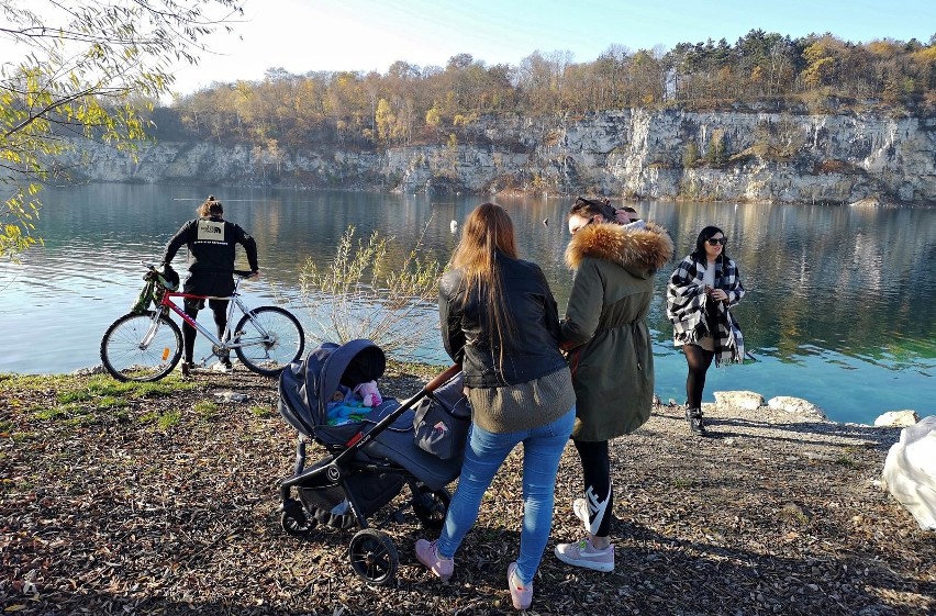 Kraków. Zakrzówek jesienią przyciąga tłumy spacerowiczów [ZDJĘCIA]