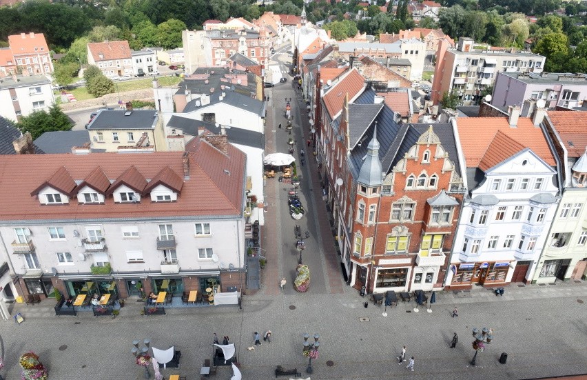 Ze świebodzińskiego ratusza widoczne są charakterystyczne...