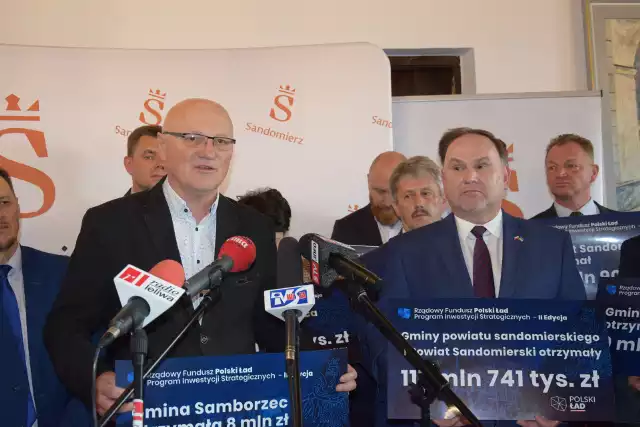 Jak powiedział Witold Surowiec, wójt Samborca  kanalizacja  gminnych terenów to jeden z priorytetów, jakie stawiają przed sobą władze gminy. Z prawej poseł Marek Kwitek.