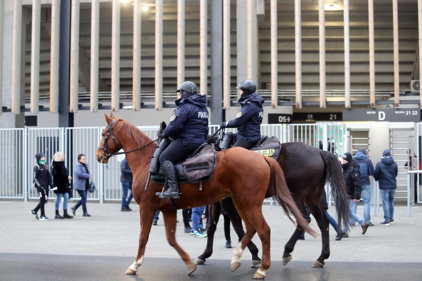 25.02.2023. Porządku pilnowały m.in. konne patrole policji.