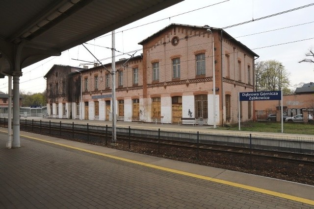 Tak wyglądał ostatnio dworzec kolejowy w Dąbrowie Górniczej - Ząbkowicach Zobacz kolejne zdjęcia/plansze. Przesuwaj zdjęcia w prawo naciśnij strzałkę lub przycisk NASTĘPNE
