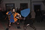W Byczynie przywitali Nowy Rok ogniem i bitwą na Rynku [wideo, zdjęcia]