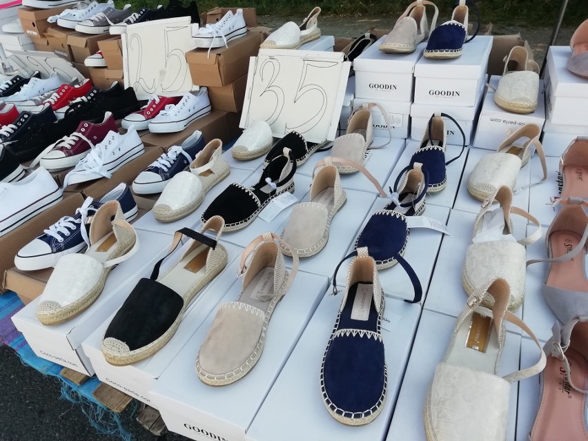Upalna giełda przy Dworaka w Rzeszowie. Dużo butów, bielizny, sukienek, torebek, krótkich spodenek i mnóstwa innych rzeczy [ZDJĘCIA]
