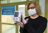 Pompa wolumetryczna trafiła do pacjentów Oddziału Onkologii Dziecięcej w Kielcach. Będą mogli być leczeni w domu (WIDEO)