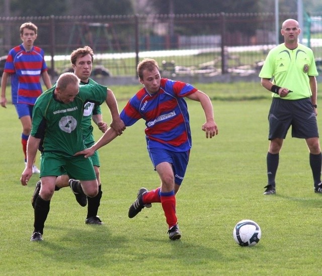 Piłkarze Orła Rudnik (w zielonych strojach) pokonali na wyjeździe Spartę Jeżowe.