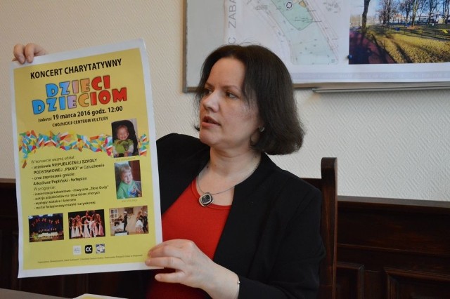 Beata Królicka z Sabatu Szefowych prezentuje plakat zapraszający na koncert