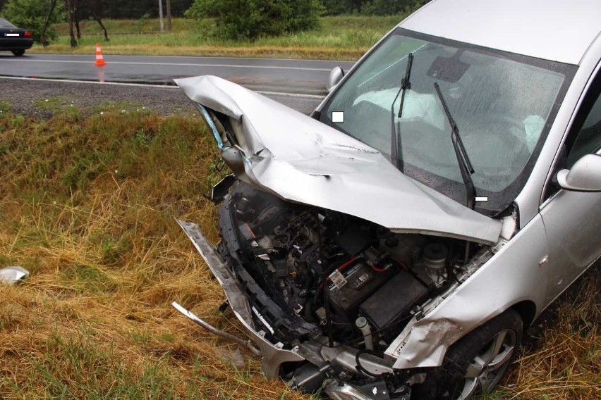Powiat olkuski. Groźny wypadek na drodze wojewódzkiej nr 783 w Gołaczewach. Jedna osoba została poważnie ranna