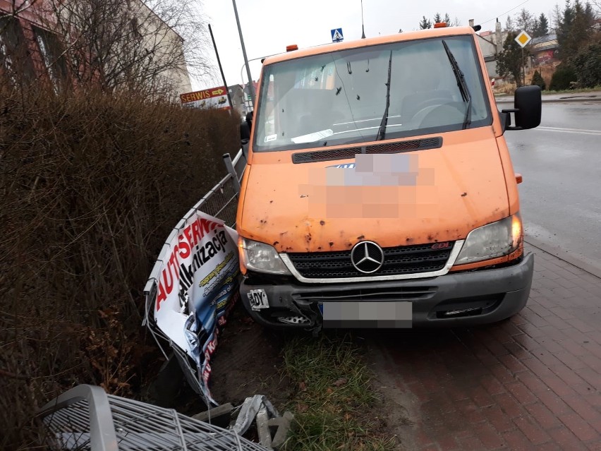 Wypadek pod Wrocławiem na drodze do Trzebnicy. Laweta uderzyła w ogrodzenie (ZDJĘCIA)