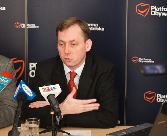 Zbigniew Konwiński podczas konferencji prasowej krytykował prezydenta za kompromitujące oświadczenia.
