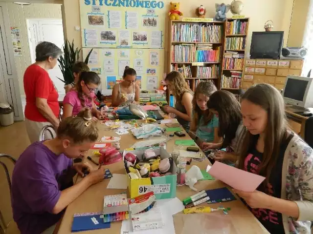 Na warsztatach w Jaworniku Polskim dzieci i młodzież uczyły się nowoczesnych technik wykonywania dekoracji.