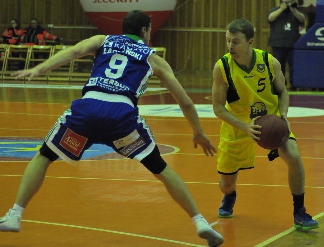 Krzysztof Jakóbczyk (z piłką) należy do najlepszych zawodników drużyny Siarki Tarnobrzeg