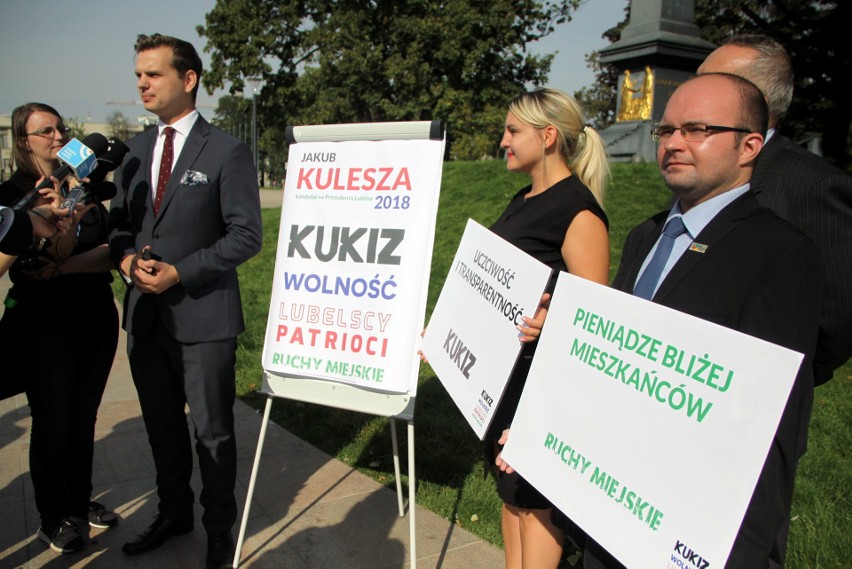 Jakub Kulesza (Kukiz '15), kandydat na prezydenta Lublina, prezentuje kolejne punkty programu 