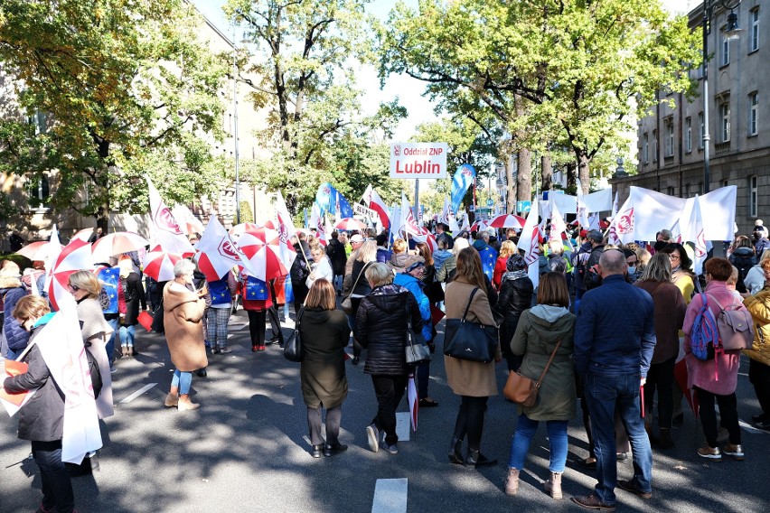 Warszawa: Trwa protest nauczycieli. "Czerwona kartka dla ministra Czarnka"