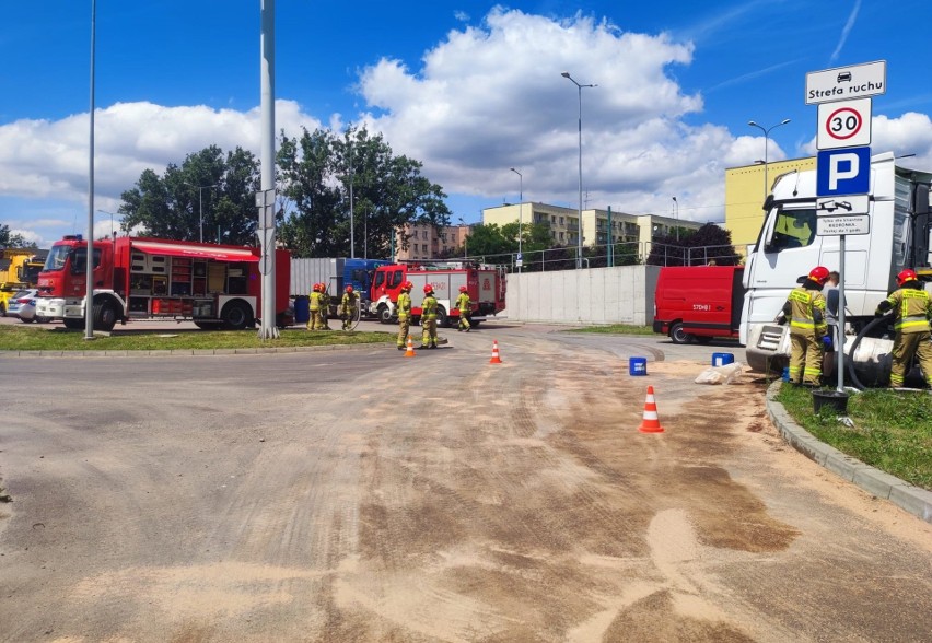 Z rozlanym paliwem starali się uporać strażacy z Rudy...